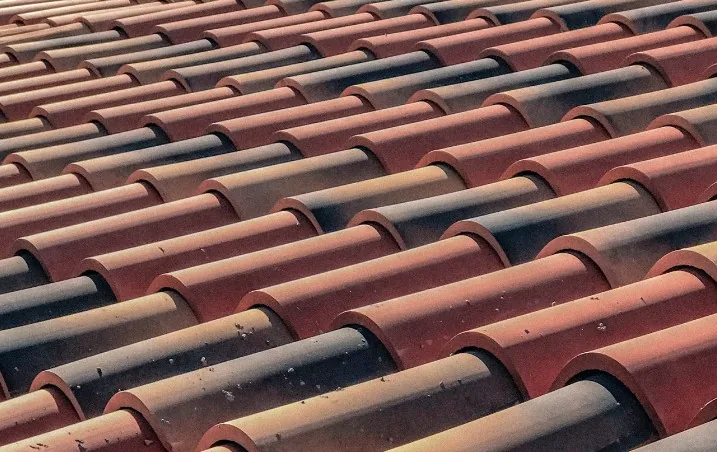 Tejado de teja árabe roja rehabilitado en Granada