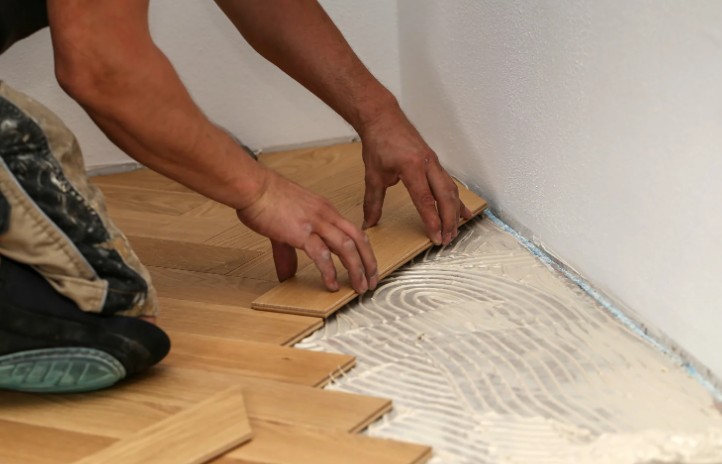 Instalación de parqué en espiga en vivienda de Granada