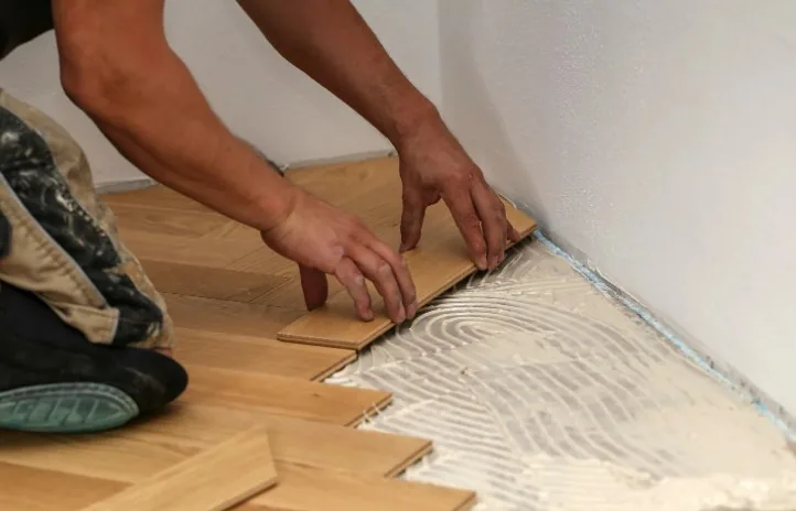 Instalación de parqué en espiga en vivienda de Granada