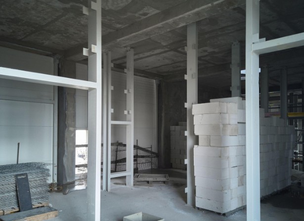 Interior de obra con tabiquería en construcción en Granada