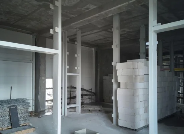 Interior de obra con tabiquería en construcción en Granada