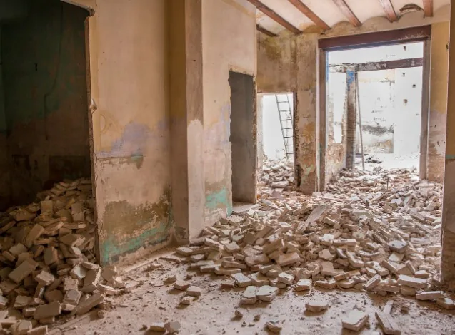 Interior de vivienda tras el vaciado de tabiques en Granada