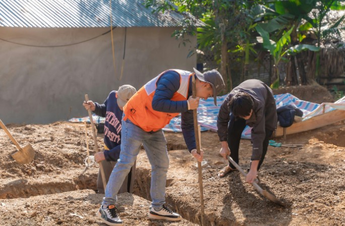 Trabajos de excavación y movimiento de tierras en parcela de Granada