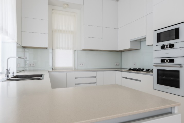Reforma de cocina blanca minimalista de diseño en Maracena, Granada