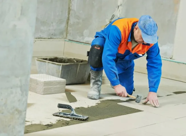 Instalación de suelo porcelánico en una vivienda de Granada