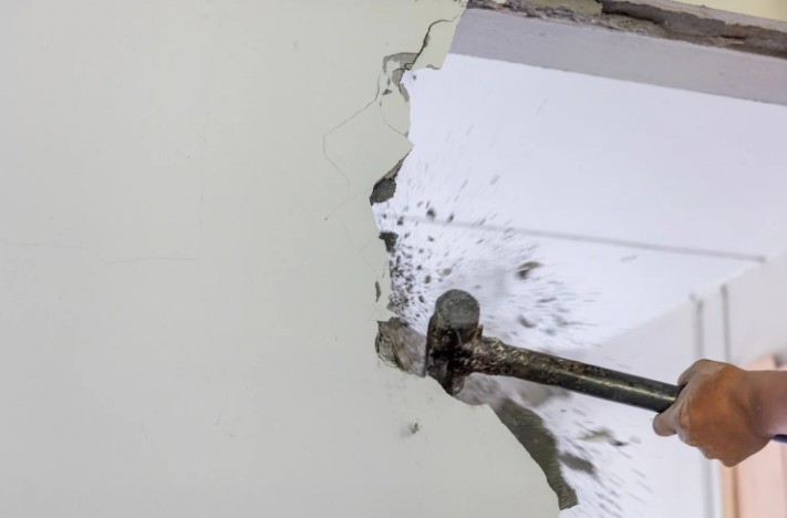 Reparación y cierre de roces en pared tras instalación eléctrica en Granada