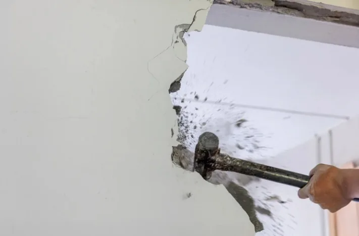 Cierre de rozas en pared tras instalación eléctrica en Granada